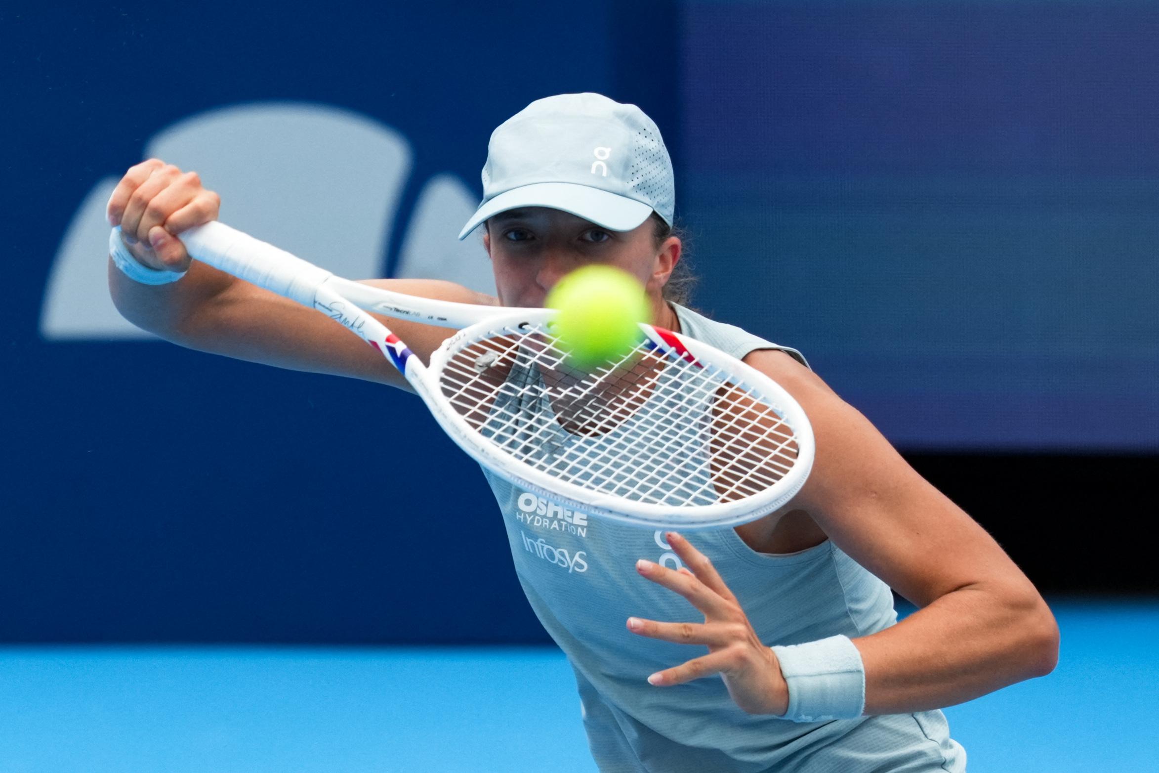 Iga Swiatek runs win streak to 9, reaches Cincinnati quarterfinals
