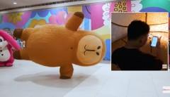 Working student sa loob ng capybara mascot, naisasabay ang online class upang matapos ang pag-aaral