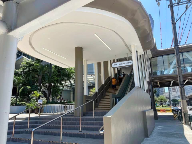 The SM Megamall Busway Link features an elevated enclosed pedestrian bridge and concourse spanning EDSA.