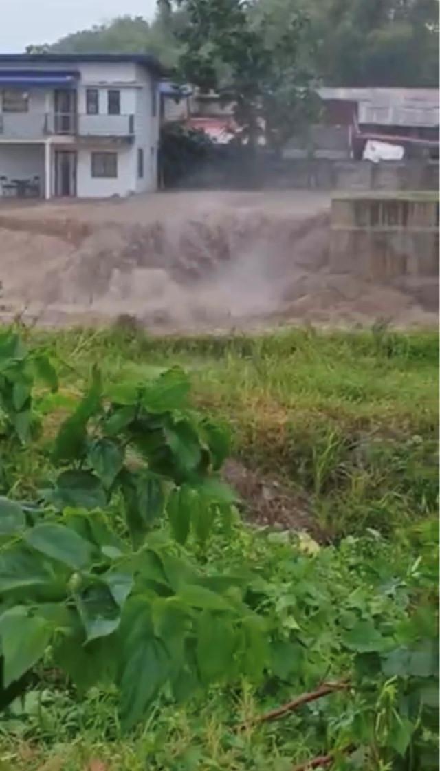 Floodwaters rage through Sto. Cristo, Lubao, Pampanga. Screenshots from John Consulta's report on GMA News