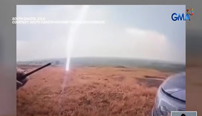 Pagtama ng kidlat, ‘nahuli’ ng mga pulis… sa camera
