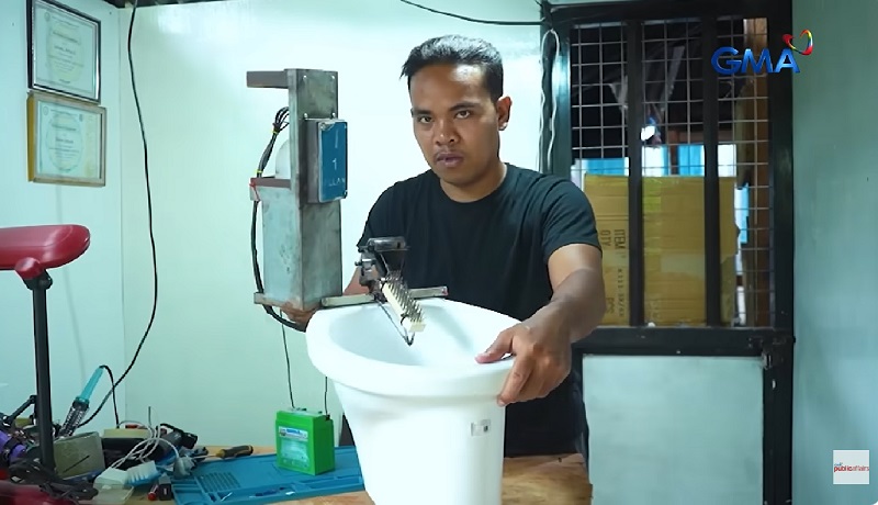 ‘Imbentor’ ng toilet vendo na steel brush ang pamunas sa halip na tissue, kilalanin