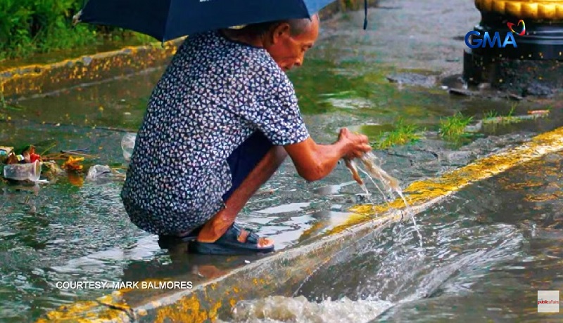 Senior citizen, mano-manong inaalis ang mga basurang nakabara sa ilang kanal sa Maynila