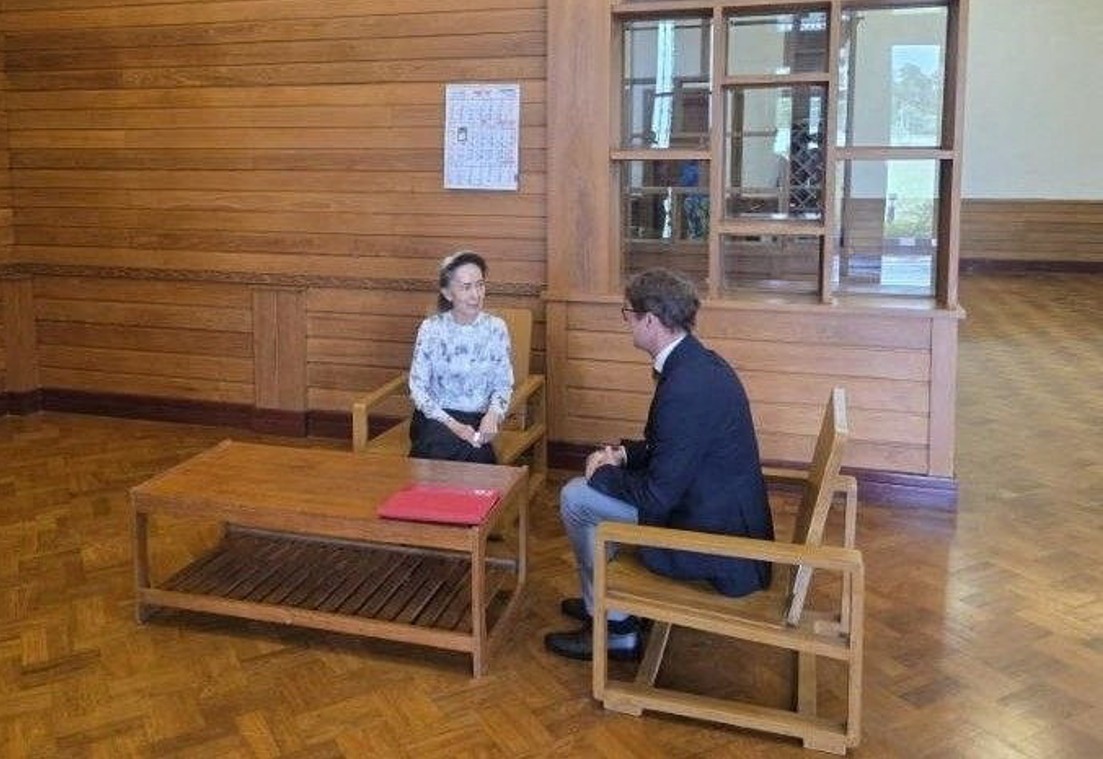 Aung San Suu Kyi meets Myanmar Resident Representative and Head of Delegation for the International Committee of the Red Cross (ICRC) Arnaude de Baecq