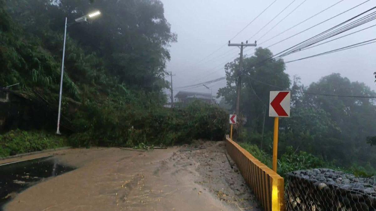 Part of Naguilian Road in Sablan, Benguet blocked by landslide