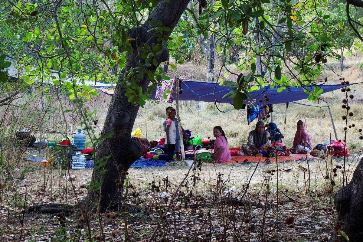 Villagers evacuate after Indonesia earthquake