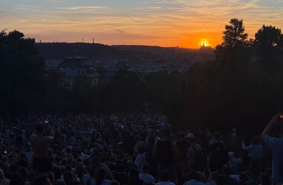 Daan-daang Czech, turista namangha sa partial solar eclipse sa Prague