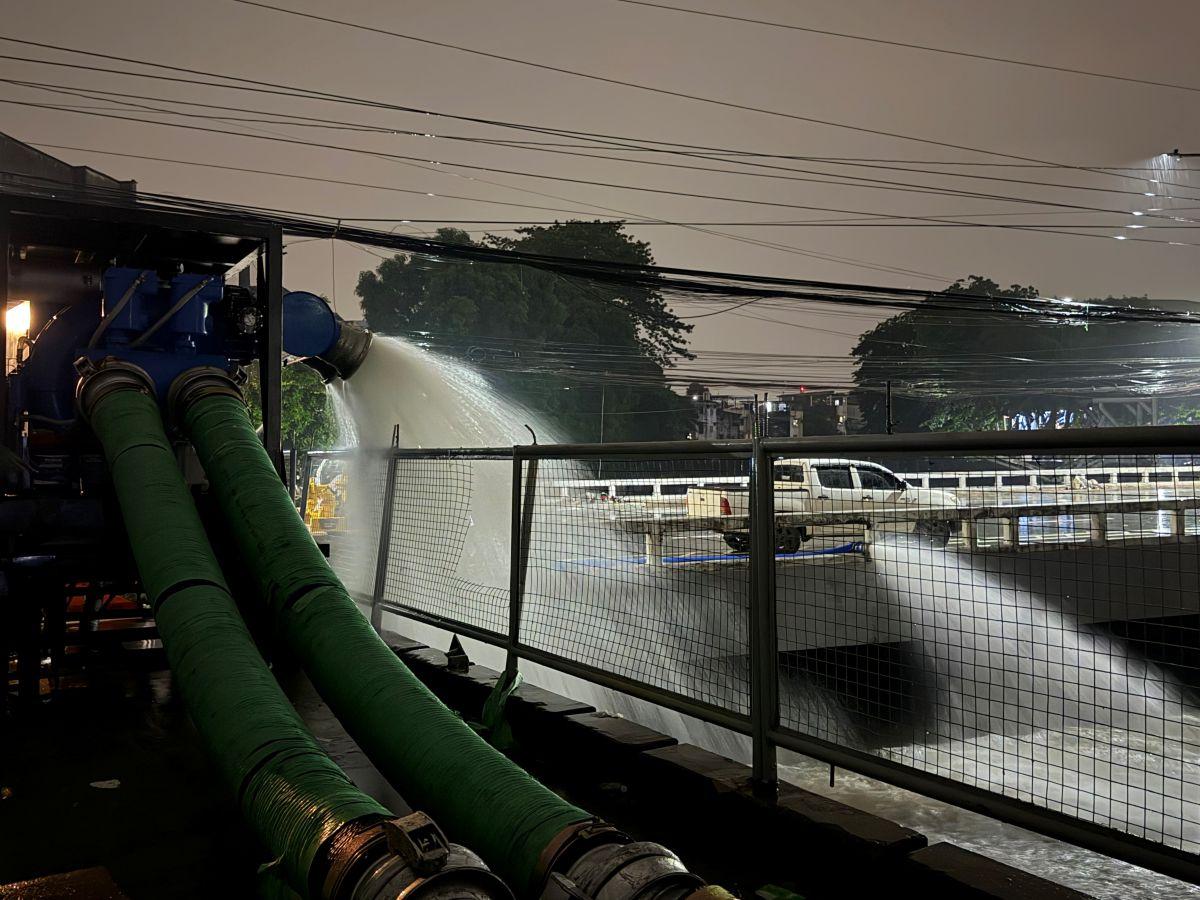 Authorities conduct pumping operations on E. Rodriguez Avenue near the corner of Araneta Avenue