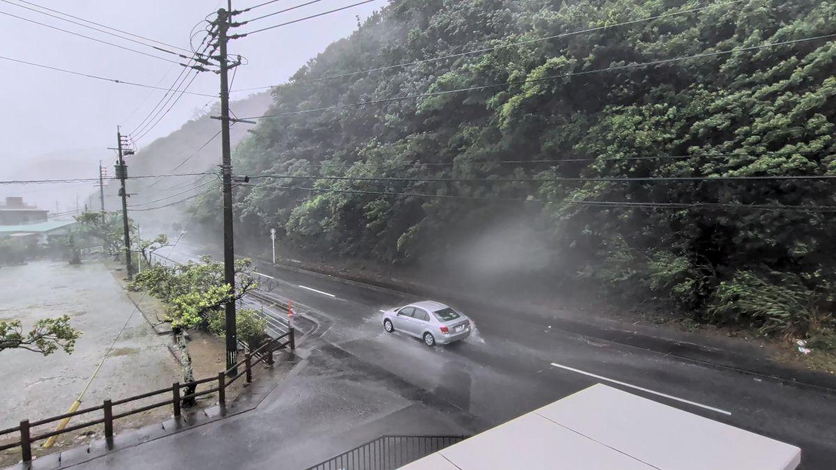 Typhoon Dolphin approaches Japan 