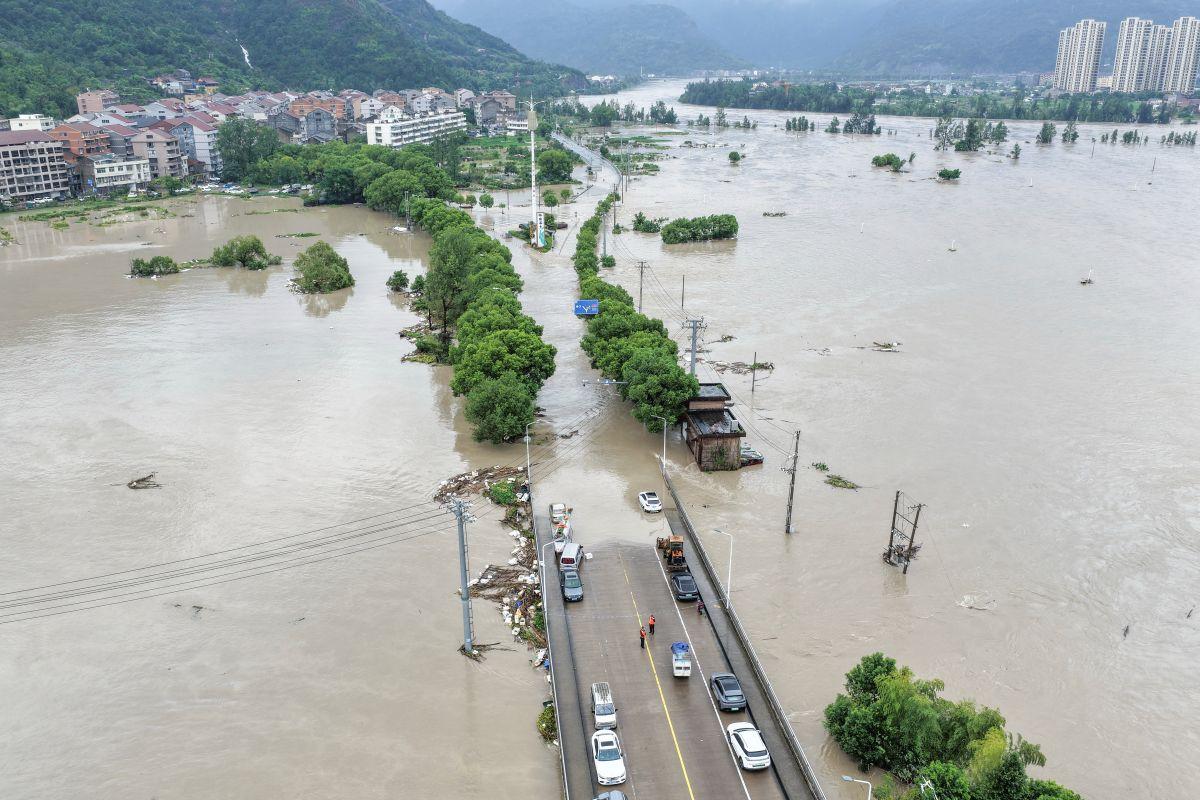 Typhoon Dolphin causes floods in China 