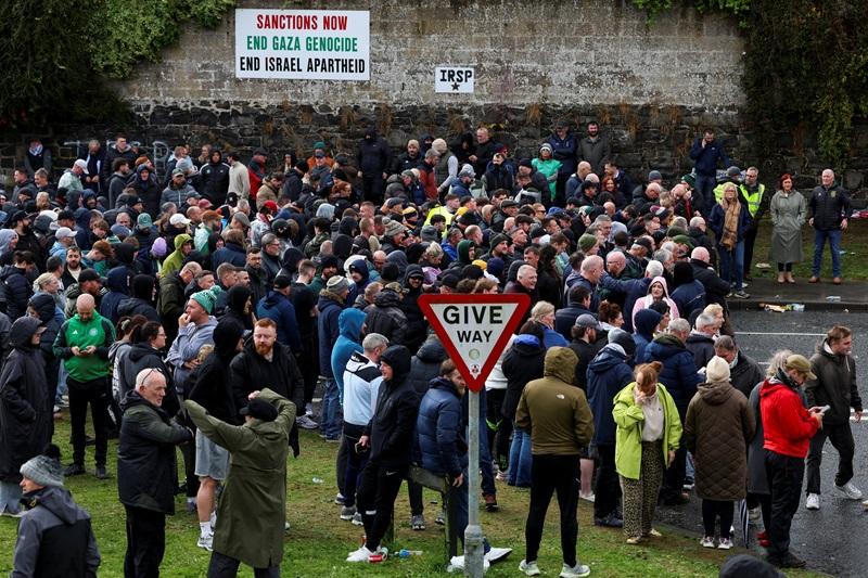 UK PM urges 'calm' as thousands block flashpoint N.Ireland parade