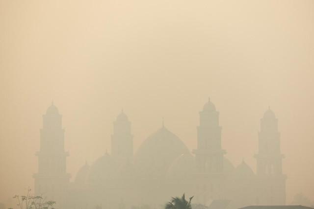 Al Ikhlas Grand Mosque is shrouded in haze from wildfires that covers the area in Ketapang, West Kalimantan province, Indonesia, August 29, 2026. REUTERS/ Willy Kurniawan