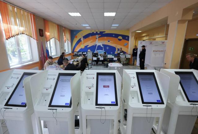 Online voting machines at a polling station on the final day of Russia's three-day parliamentary election in Moscow, Russia, September 20, 2026. REUTERS/ Ramil Sitdikov