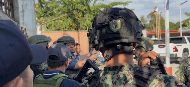 The police provincial director of Maguindanao del Sur in a huddle with his troops.