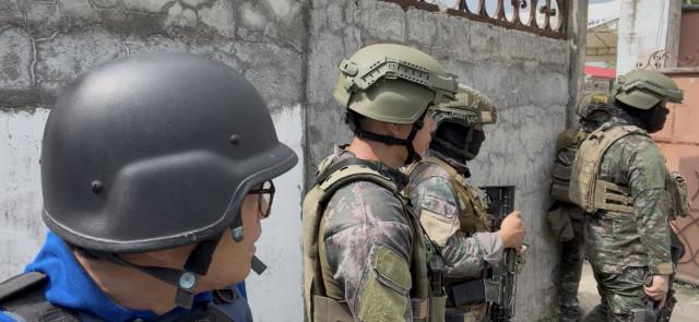 Behind a concrete wall, GMA News senior reporter Jun Veneracion filming a recorded (not live) blow-by-blow selfie report of the early part of the firefight between government troops and armed groups in Maguindanao del Sur.