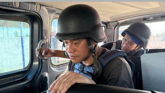 GMA News personnel safely exit the combat zone in Shariff Saydona Mustapha after two hours inside the municipal compound.