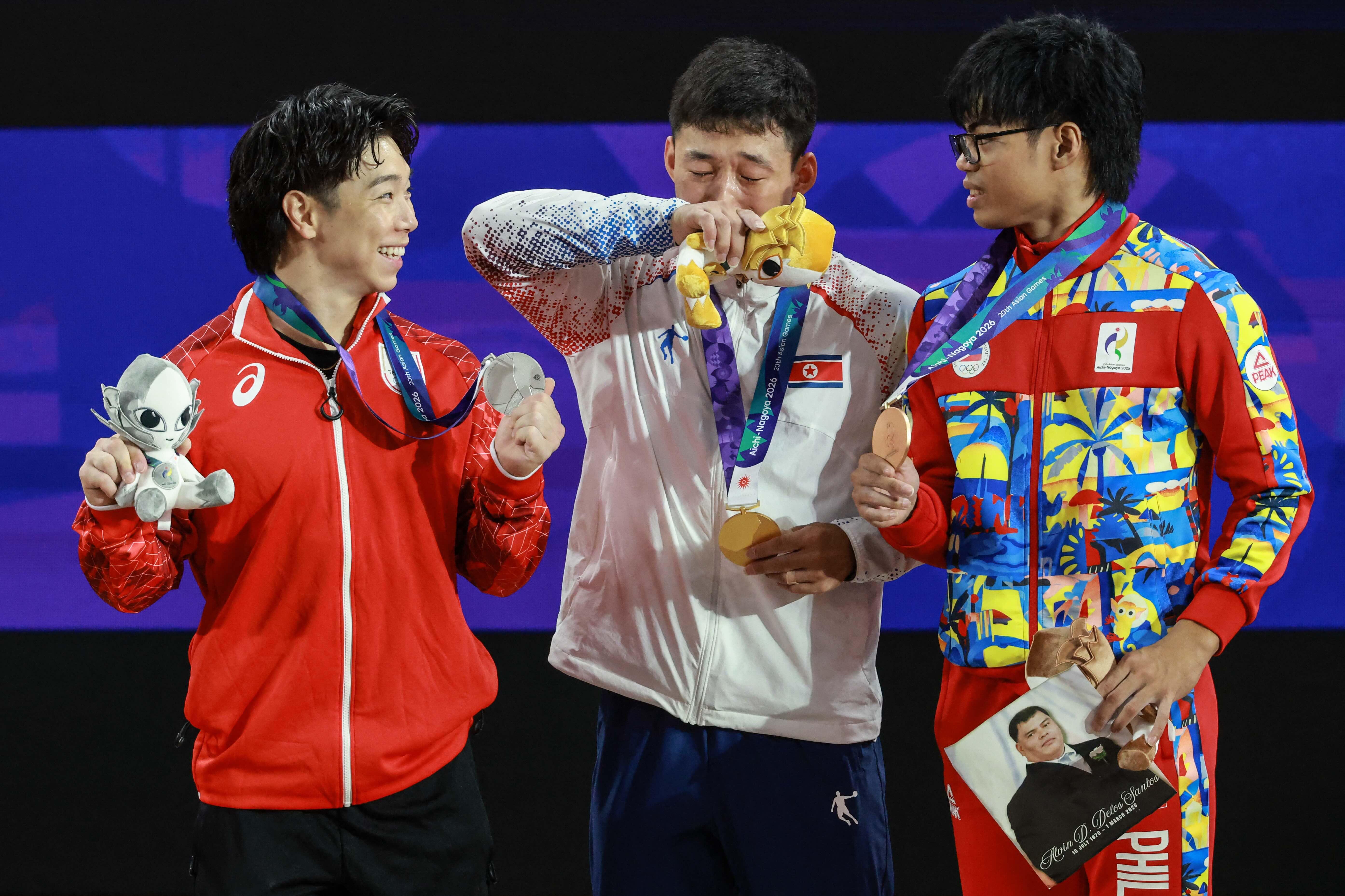 Albert Ian delos Santos sees late father's presence in light shining over Asian Games platform