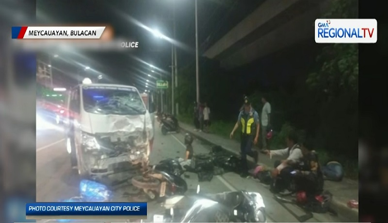 1 patay, 4 sugatan matapos araruhin ng 1 van ang 3 motorsiklo sa Bulacan