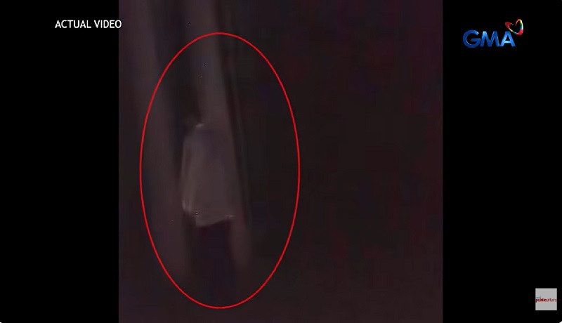 Misteryosong lalaking nakabarong, nahuli-cam na biglang naglaho sa dilim sa gilid ng kalsada sa Oriental Mindoro