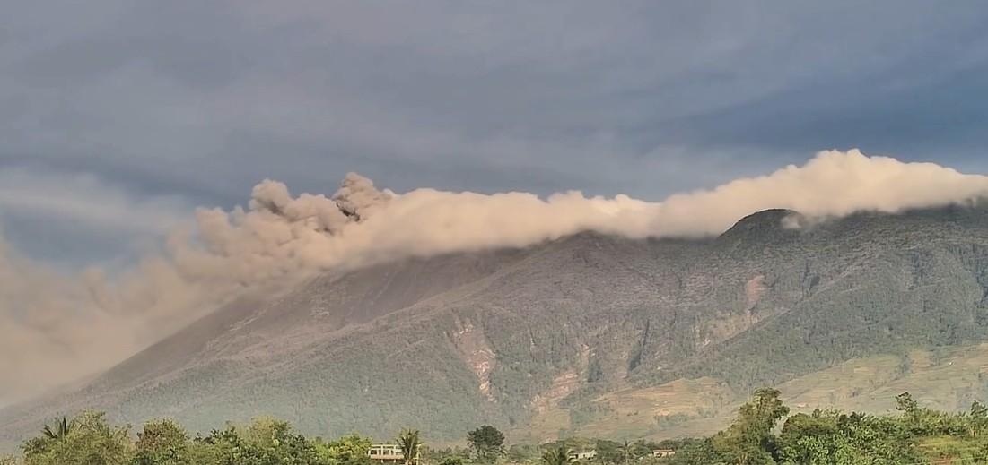 Kanlaon Volcano emits ash, generating 200-meter plume; Alert Level 2 remains - GMA Network