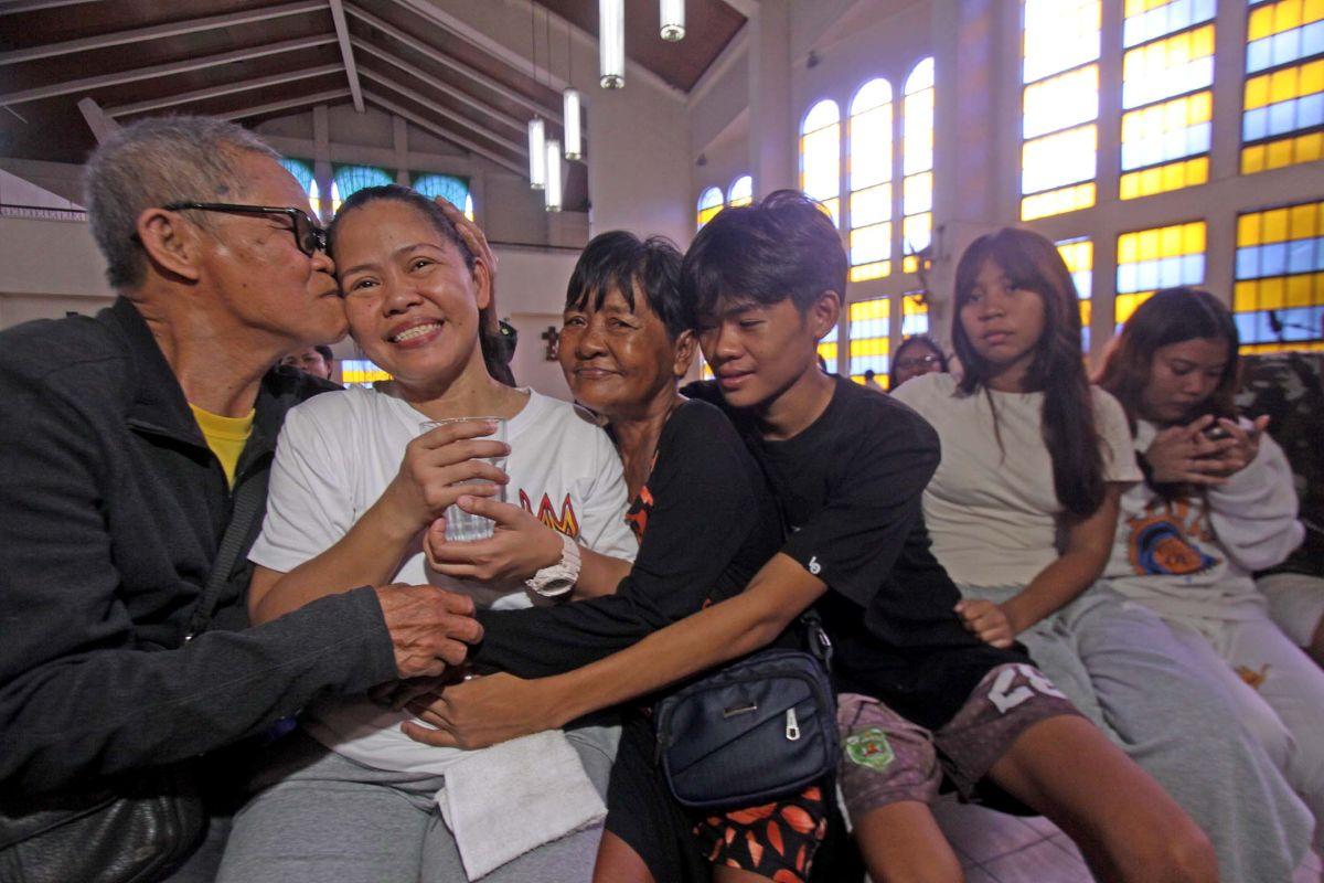 Mary Jane Veloso, muling nakasama ang pamilya matapos palayain mula sa kulungan Mary Jane Veloso, muling nakasama ang pamilya matapos palayain mula sa kulungan