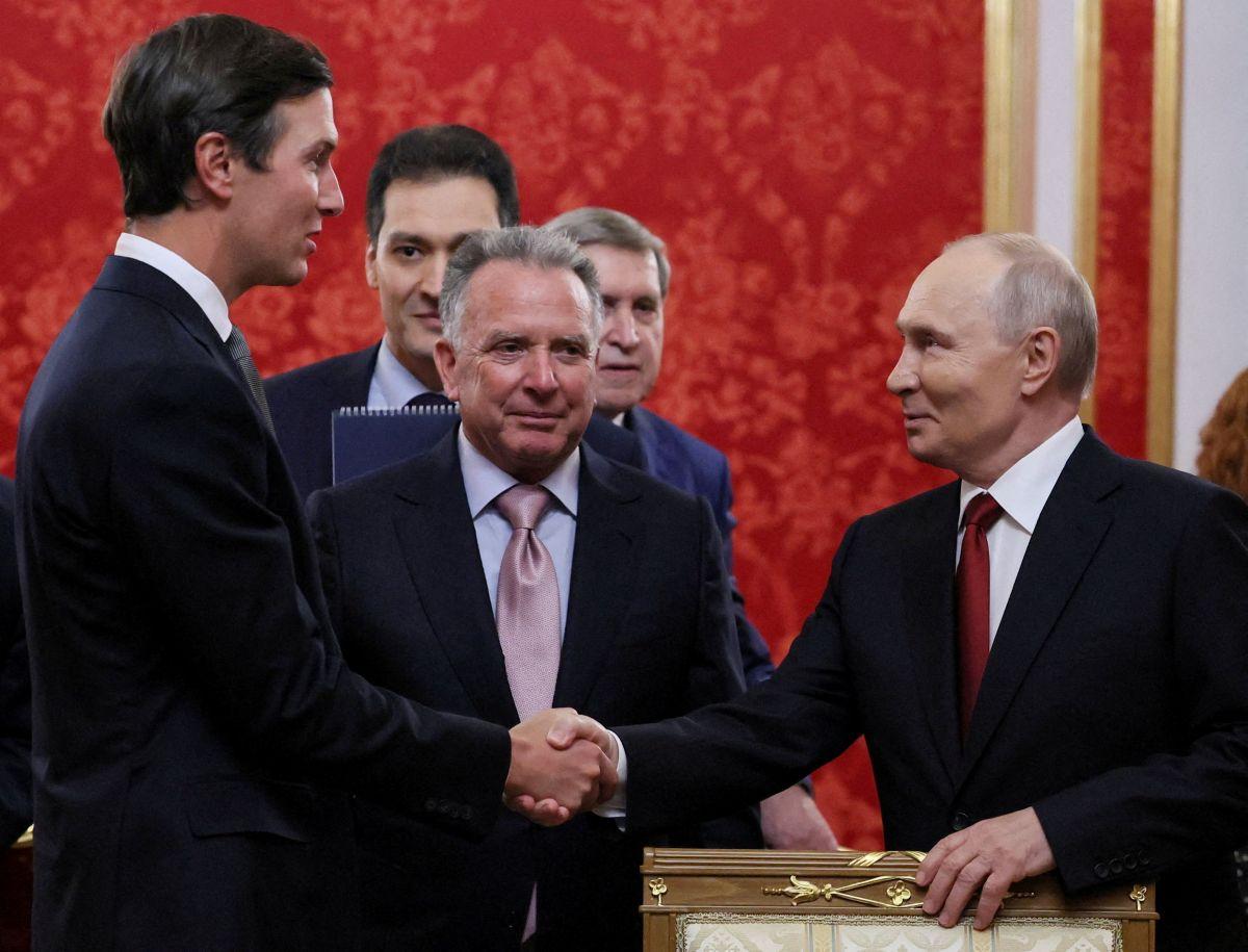 Russian President Vladimir Putin shakes hands with Jared Kushner