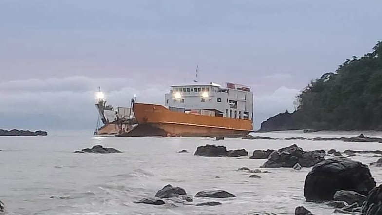 Over 100 rescued after RoRo ferry runs aground in Occidental Mindoro - GMA Network