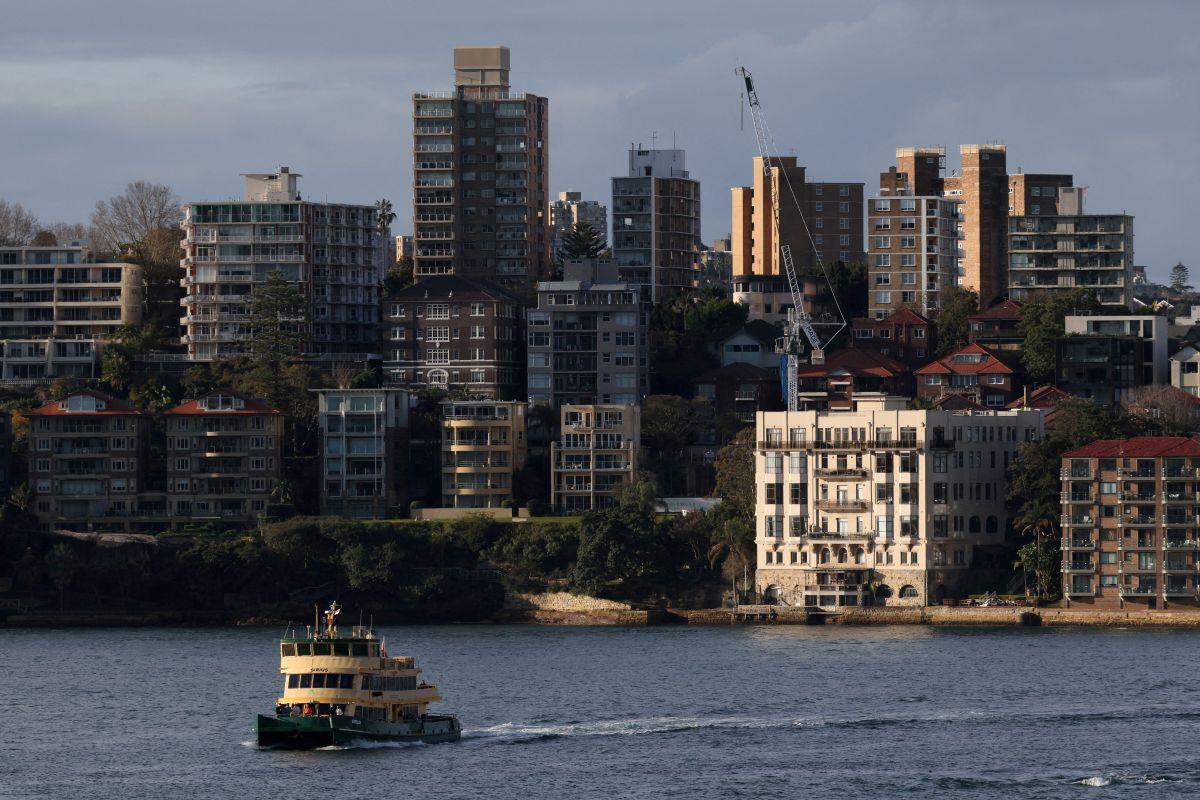 Sydney sweats in spring hot spell, faces 'extreme' bushfire risk