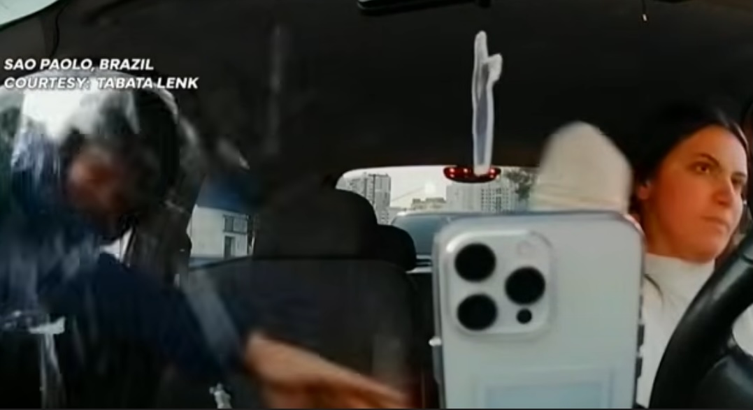 Magnanakaw, binasag ang bintana ng kotse at tinangay ang cellphone ng content creator sa Brazil
