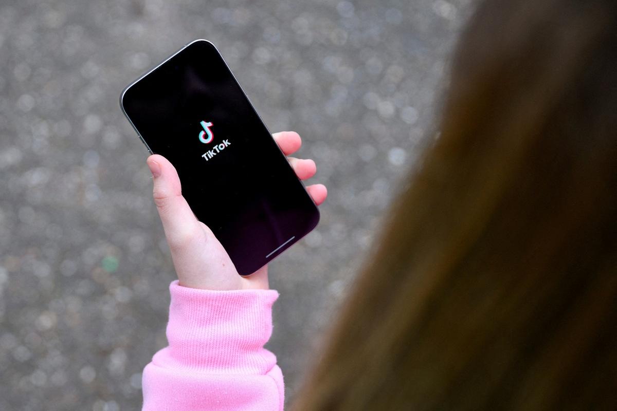 EU hits pause on country-level social media bans for children