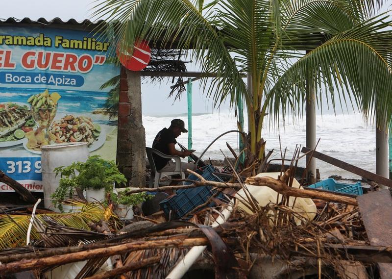 Hurricane Trudy lashes Mexico's Pacific coast, but is set to weaken