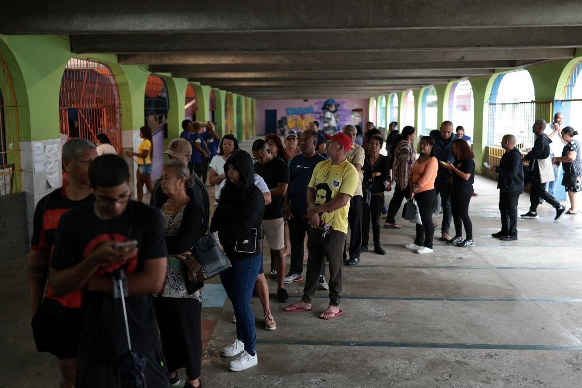 Brazil votes in tight runoff between leftist Lula and Bolsonaro Jr. Brazil votes in tight runoff between leftist Lula and Bolsonaro Jr.