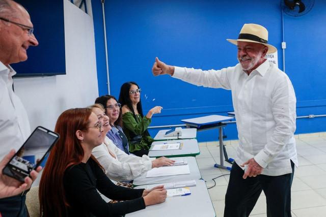 Brazilian President and Workers' Party (PT) candidate for re-election Luiz Inacio Lula da Silva gestures next to Geraldo Alckmin during the general election, in Sao Bernardo do Campo, Brazil October 4, 2026. REUTERS/ Brian Snyder
