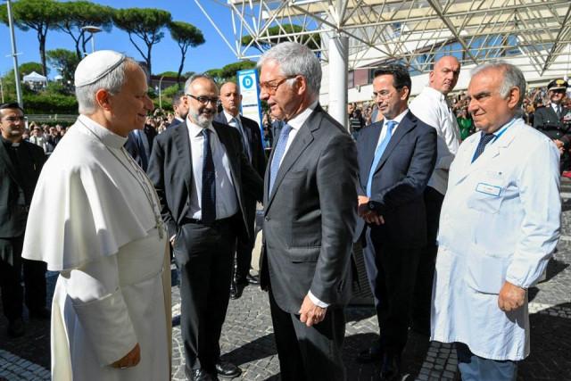 Pope Leo arrives at Gemelli Hospital ahead of the surgery to remove a lung nodule, in Rome, Italy, October 13, 2026. Vatican Media/ ­Simone Risoluti/ Handout via REUTERS