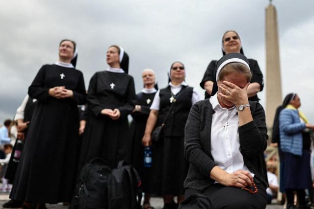Faithful wait in St. Peter's Square before Pope Leo leads the Angelus prayer from a window of the Apostolic Palace, following his discharge from hospital after surgery for lung cancer, at the Vatican, October 18, 2026. REUTERS/ Matteo Minnella