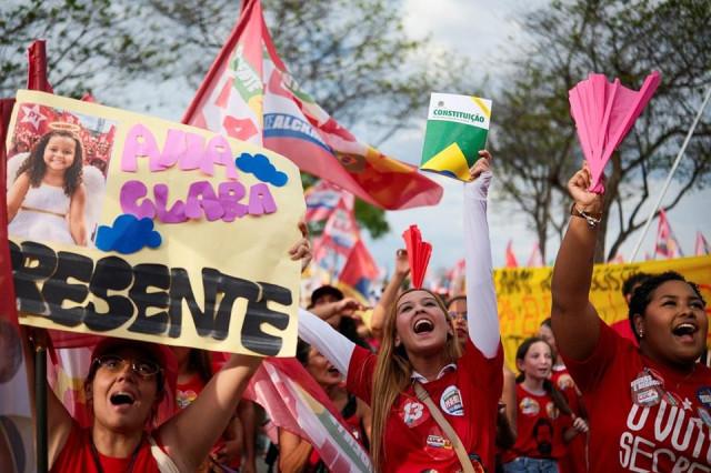 A woman holds up a copy of the Constitution of Brazil during a rally in support of Brazilian President Luiz Inacio Lula da Silva's re-election bid ahead of the October 25 presidential runoff election, in Brasilia, Brazil, October 24, 2026. REUTERS/ Diego Herculano