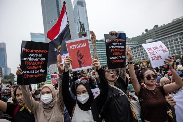 Activists holding posters shout slogans during a protest against President Prabowo Subianto's policies, and his government's handling of forest fires, at the Hotel Indonesia roundabout in Jakarta, Indonesia, October 28, 2026. REUTERS/ Willy Kurniawan