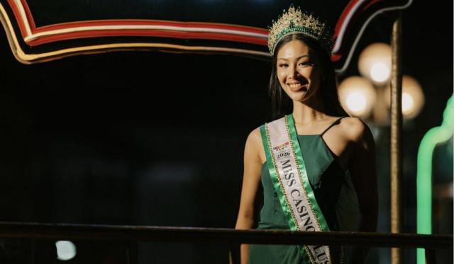 Daniella Louisse Merelos, the first-ever Miss Casino Plus Bacolod, also joined the parade along with Zeinab, drawing cheers from the crowd as they waved to festivalgoers.