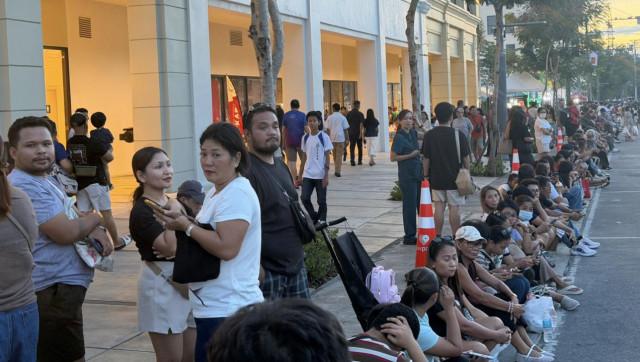Bacolodnons and tourists patiently waited at the Upper East area as early as 4 p.m. to see the electric float parade, among the highlights of the annual MassKara Festival.