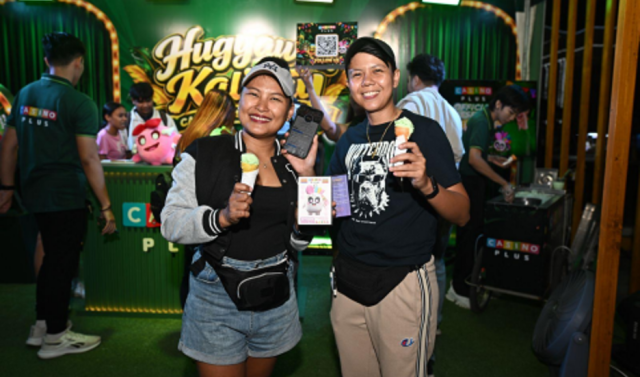Bacolodnons and other individuals visiting the Casino Plus booth are treated with free ice cream courtesy of the gaming platform.