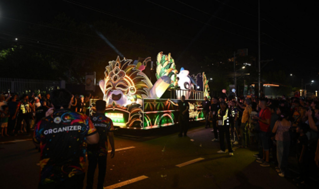 The gaming platform made a striking impression with its 21-foot emerald-and-gold float, which illuminated the parade route with an elaborate display of lights and festive design.