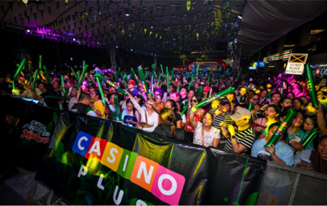 The festivities continued at Lacson Street during Casino Plus' takeover, where Zeinab joined the MassKara celebration and engaged with festivalgoers in an evening of music, entertainment, and interactive activities.