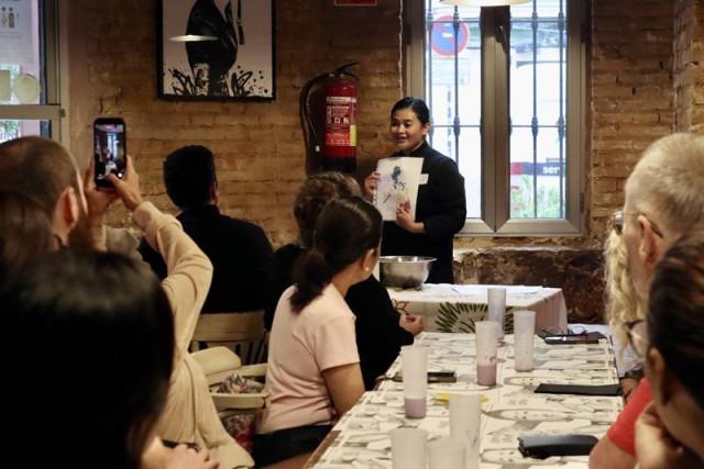 Germany-based Pinay chef Shelley Balicante shows a map of the Philippines, explaining that different island regions use different cooking methods and ways of preparing adobo. Photo: Andy Peñafuerte III