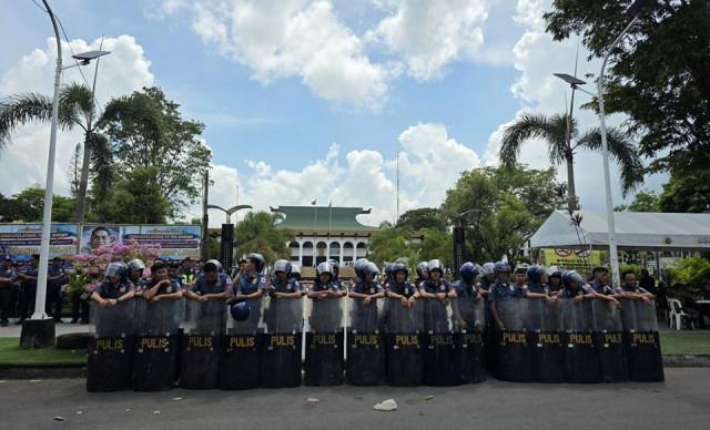 Members of the police anti-disturbance team are deployed at the front of the Bangsamoro Government Center in Cotabato City Oct. 29, 2026. Photo: Ferdinandh Cabrera