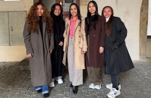 Aileen Vejmolova (middle) interpreted for the adaptation course attended by four Filipina workers who recently arrived in the Czech Republic. Photo: Andy Peñafuerte III