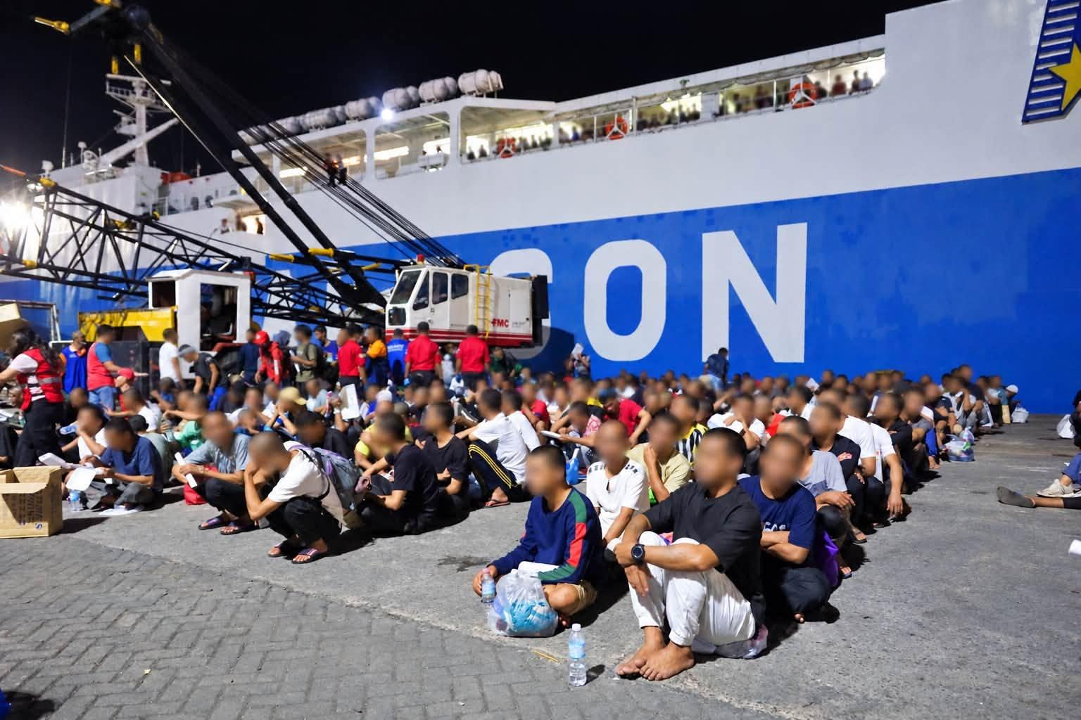 800 Filipinos deported from Malaysia arrive in PH