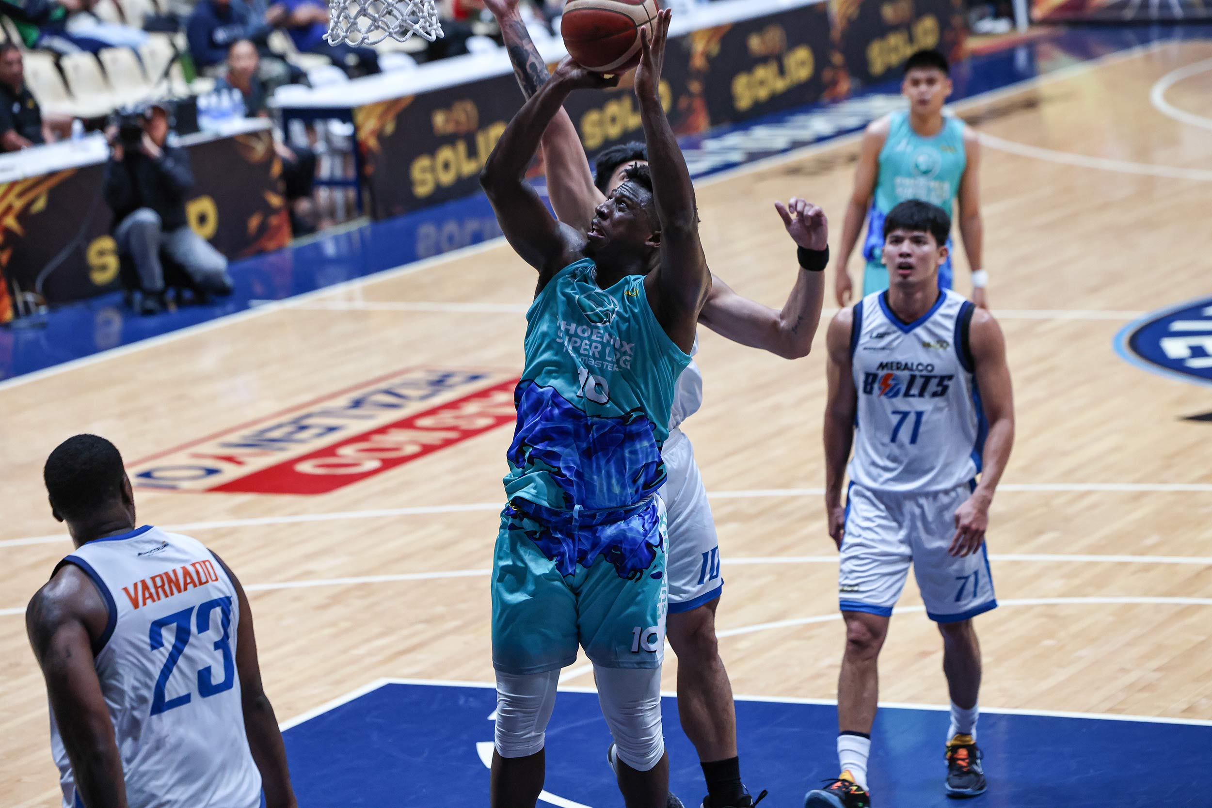 PBA: Phoenix overcomes Meralco to book QF ticket