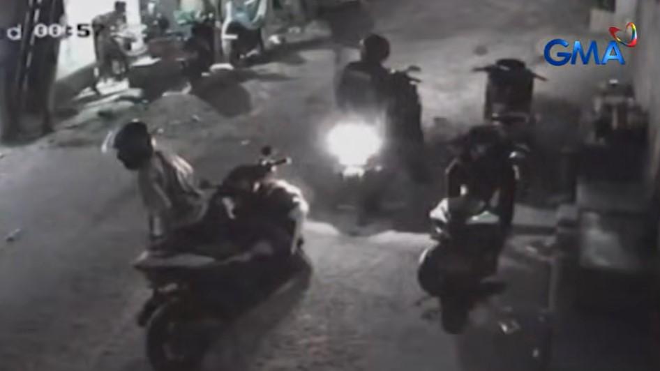 Pagtangay ng 3 armadong lalaki sa isang motorsiklo sa Antipolo, na-hulicam