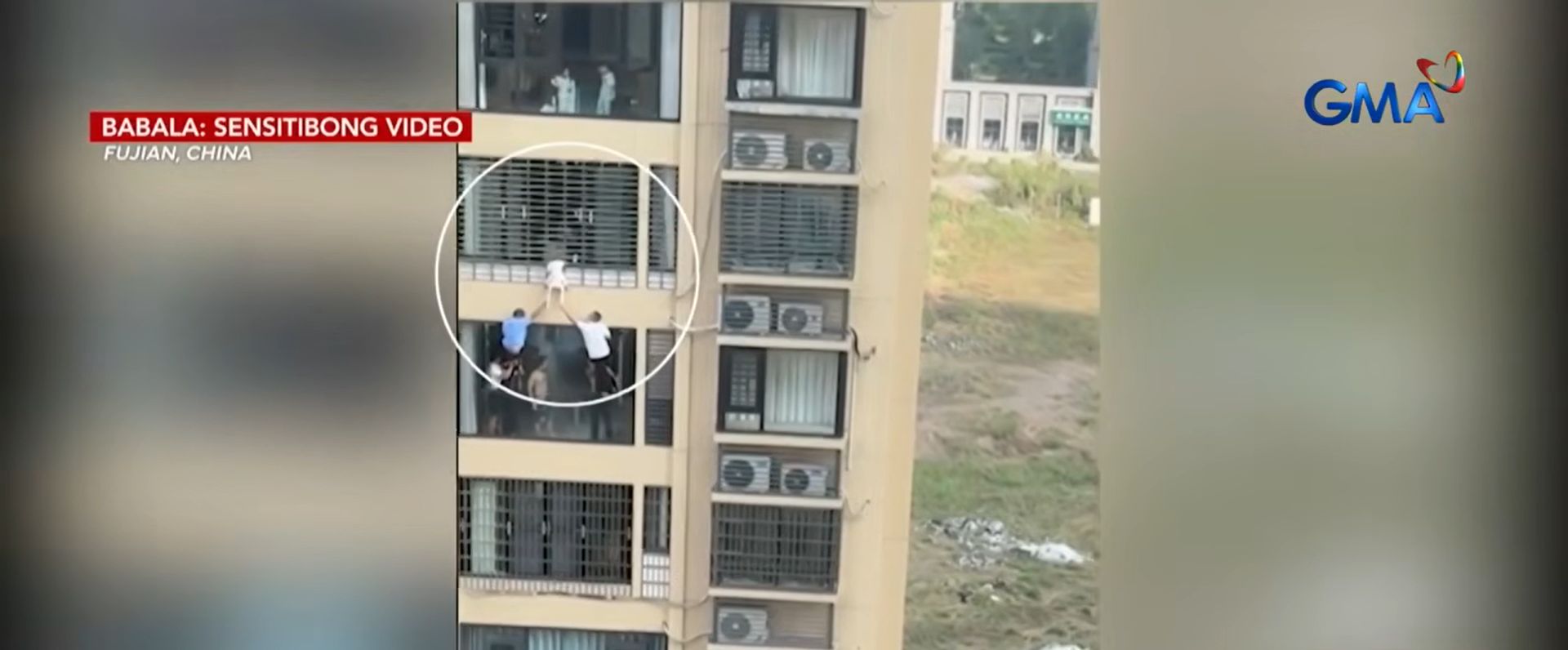 3-anyos na babae, nailigtas matapos maipit ang ulo at lumambitin mula sa ika-12 palapag ng gusali 
