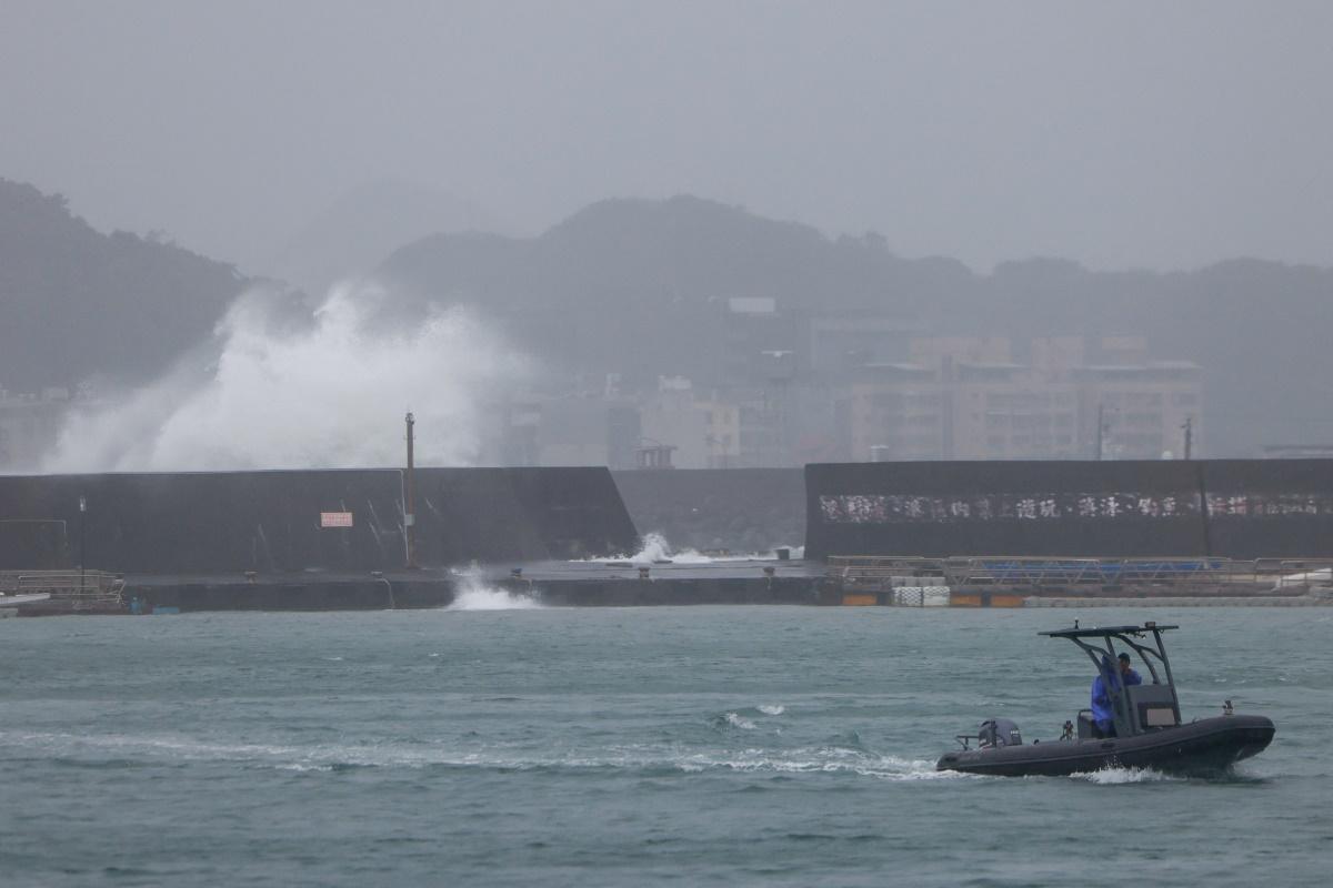 Taiwan shuts down ahead of Typhoon Champi, hundreds of flights cancelled Taiwan shuts down ahead of Typhoon Champi, hundreds of flights cancelled